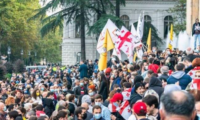 Оппозиция устроила митинг в Тбилиси и требует новых парламентских выборов фото