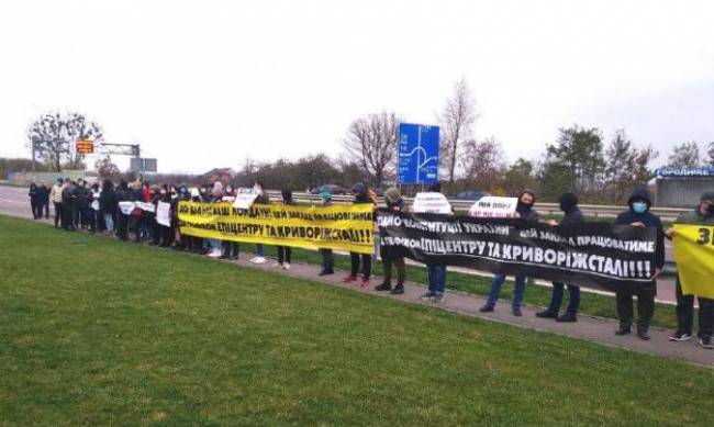 Перекрытая трасса и протест: в Украине выступают против карантина выходного дня  фото