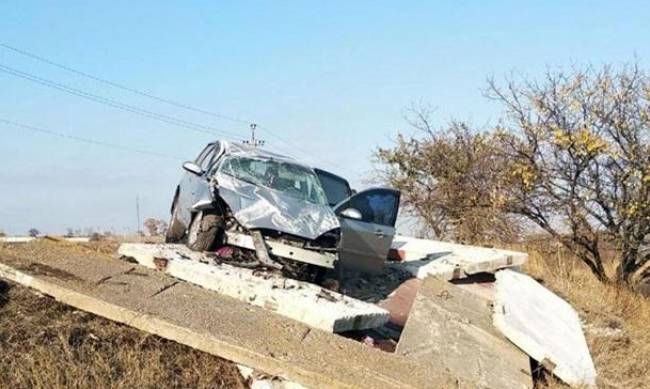 Под Мариуполем авто въехало в остановку, есть жертва фото