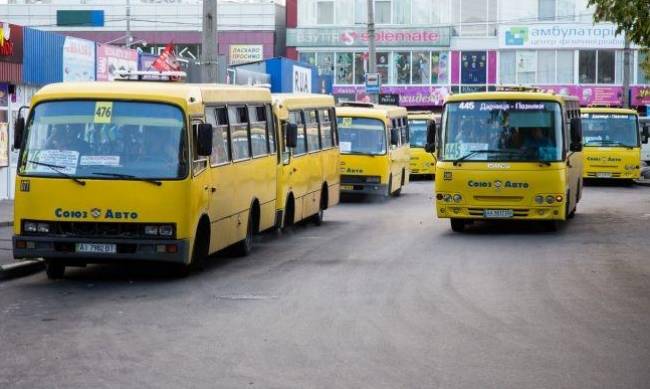 Агрессивный водитель в Киеве силой вытолкнул пассажира из маршрутки фото