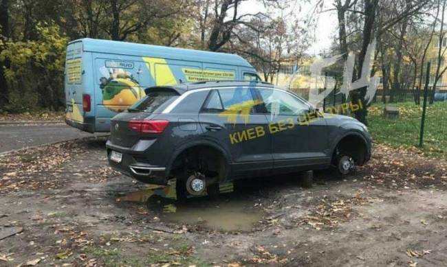 В Киеве жестко наказали водителя элитной машины за наглую парковку фото