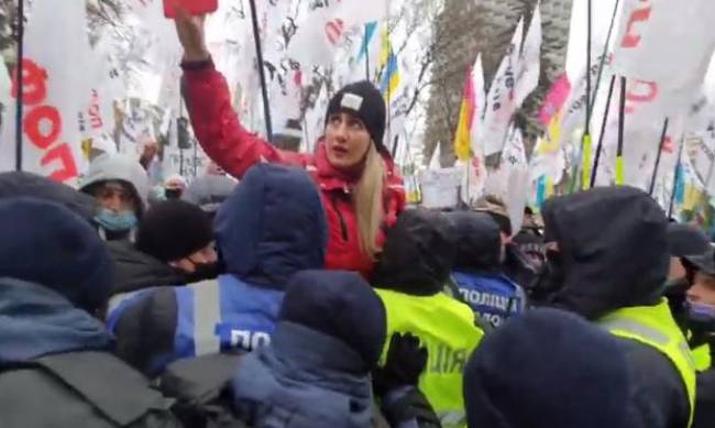 В Киеве митингующие попытались ворваться в Раду: эксклюзивное видео фото