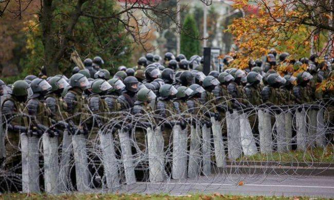 Протесты в Минске: силовики применили спецсредства против демонстрантов фото