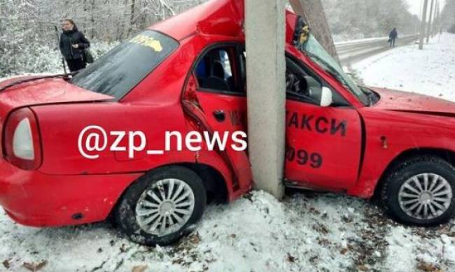 В Запорожье таксист врезался в столб  фото