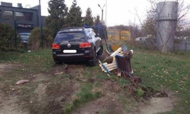 Во Львове полицейский разбил три авто и въехал на детскую площадку фото