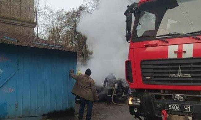 В Запорожье утром возле школы загорелась легковушка  фото