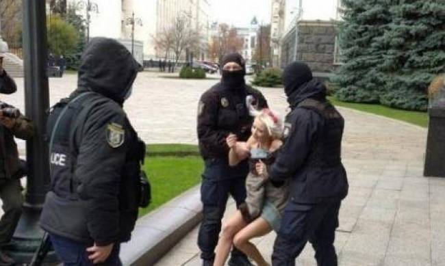 Долой насилие: активистка Femen разделась под Офисом президента фото