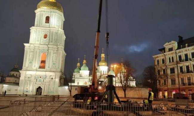 В центре Киева начали установку главной новогодней елки Украины фото