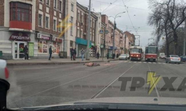 В Харькове тягач размазал бабушку по асфальту фото