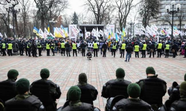 В Киеве протестуют под Радой, полиция перешла на усиленный режим работы  фото