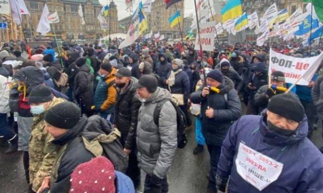 Под Радой начались столкновения между ФОПами и полицией фото