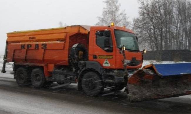 В Запорожской области на заснеженных дорогах работает спецтехника фото