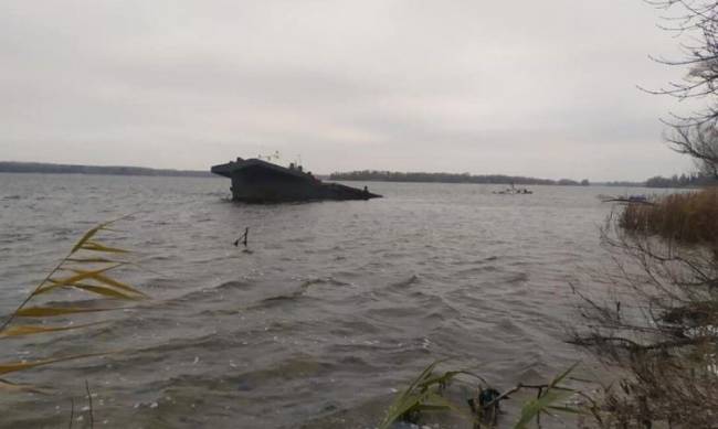 Под Запорожьем в реке затонула груженая баржа фото