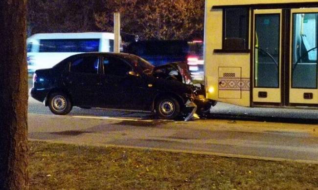 На запорожском проспекте столкнулись автобус и две легковушки фото