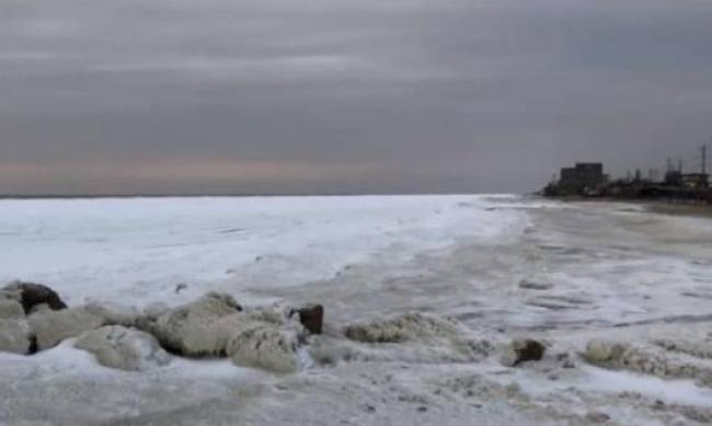 Как выглядит замерзшее море в курортном городе Запорожской области фото