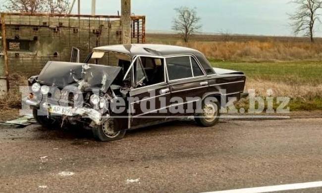 Под Бердянском машина врезалась в заброшенный блокпост: водитель в больнице фото