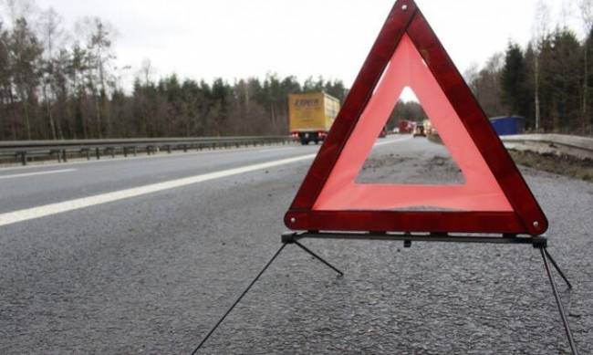 Из-за гололеда на Андреевском спуске в Киеве авто въехало в людей фото