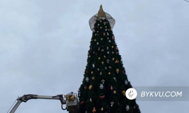 В Киеве завершили украшать главную елку страны: фото новогодней красавицы фото