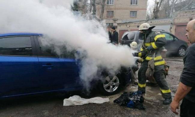 В Мелитополе горела иномарка  фото