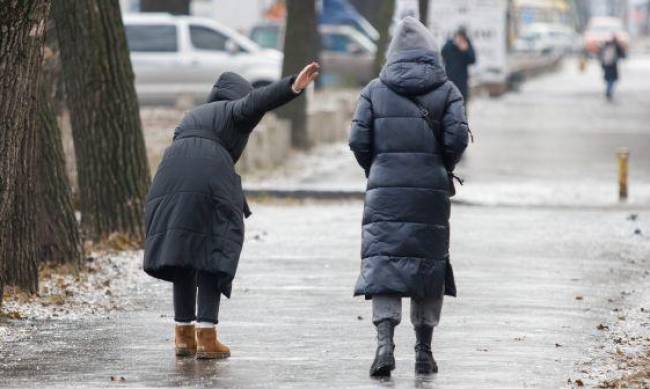 Синоптики рассказали, когда в Украине закончится гололедица фото