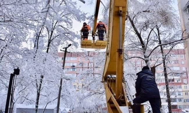 В Черниговской области ледяной дождь обесточил более 200 сел фото