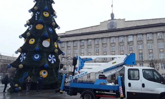 Новогоднюю елку в Черкассах украсили амулетами от сглаза фото