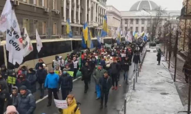 В Киеве под Радой с утра митингуют предприниматели  фото