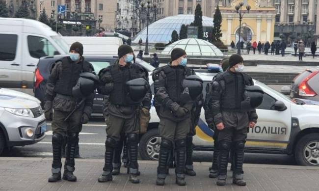 Силовиков больше, чем митингующих: в Киеве на Майдане предприниматели разбили палатки фото