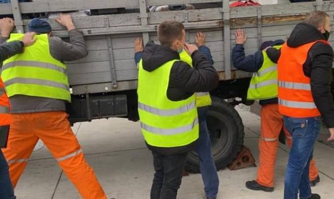 В херсонском аэропорту грузчики воровали багаж и сдавали его в ломбард фото