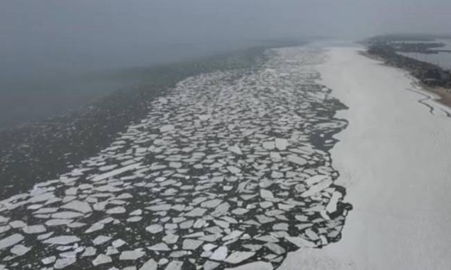 Азовское море покрылось слоем льда  фото