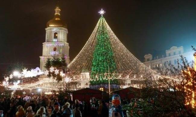 Новогодние елки в Киеве и Москве оказались близнецами фото