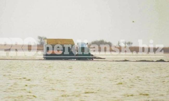 В Бердянске в лимане утопили грузовик-вездеход фото