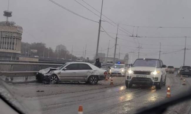 В Запорожье на плотине из-за гололёда произошло ДТП  фото