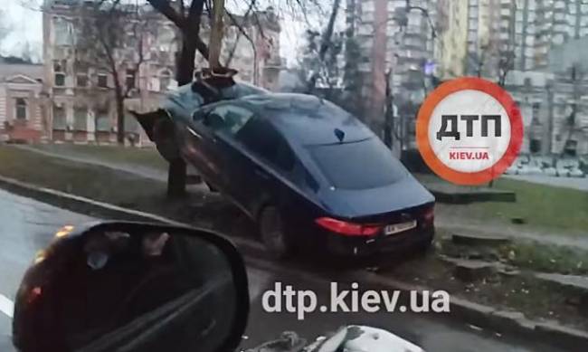 В Киеве элитное авто залетело на дерево: видео странного ДТП  фото