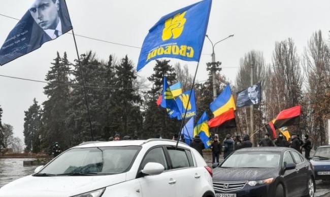 В Запорожье провели автопробег в честь годовщины со дня рождения Бандеры  фото