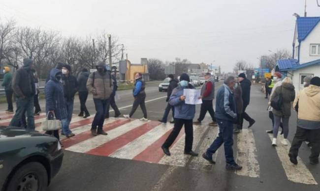 В Запорожской области жители Орехова собираются перекрывать трассу фото