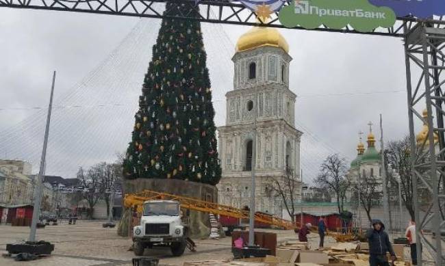 В Киеве начали разбирать главную елку Украины фото