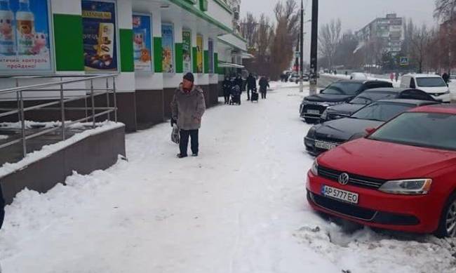 В Запорожье руководство супермаркета оштрафовали за снег  фото