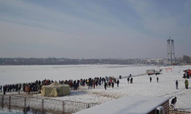 Запорожцы не побоялись мороза и ныряли в прорубь на Крещение фото