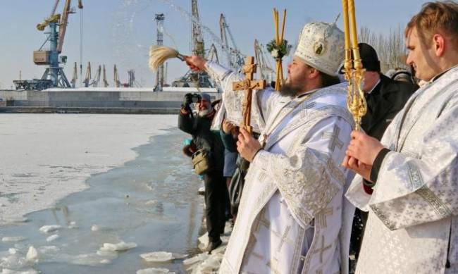 В Бердянске освятили море на Крещение  фото