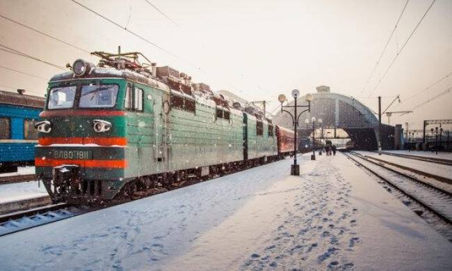 Первый этап воссоединения: «Укрзализныця» запускает поезда в Крым фото