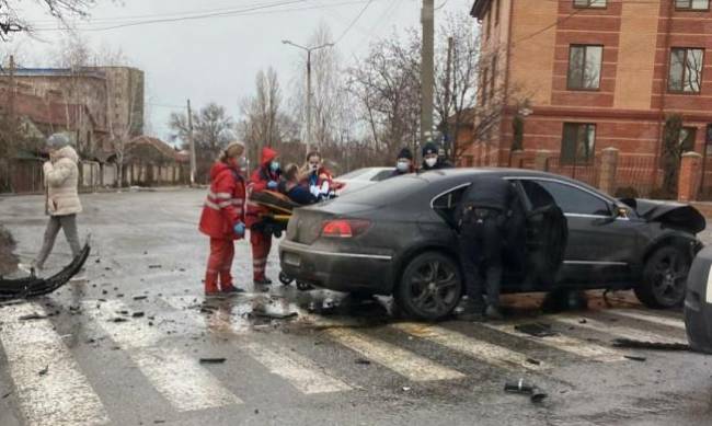 В центре Запорожья столкнулись легковые авто, есть пострадавшие — СМИ фото