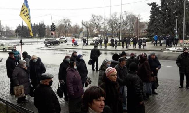 Участников «тарифного протеста» под Днепром забросали яйцами, зеленкой и фекалиями фото