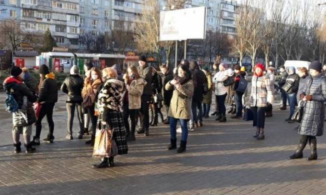 Локдаун закончился: в Запорожье огромные очереди на остановках  фото