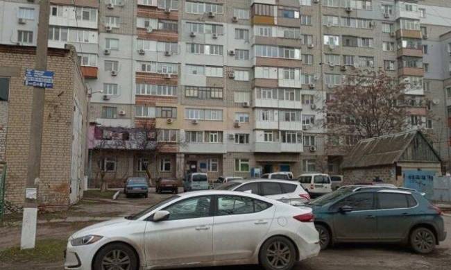 В Запорожской области пьяный мужчина прыгал по припаркованным машинам фото