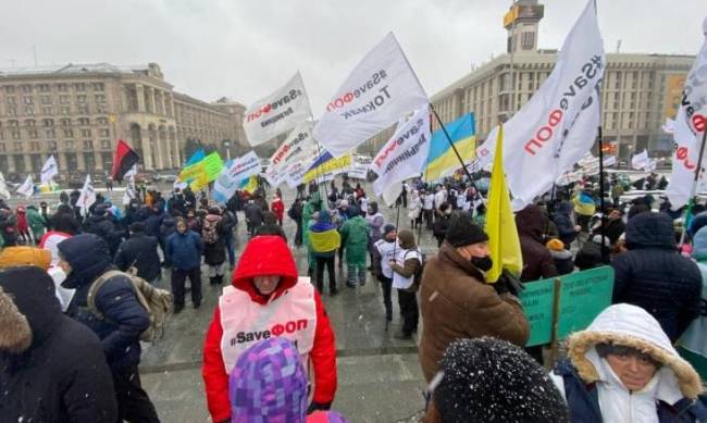 На Майдане собралась тысяча предпринимателей. Они пойдут маршем к посольству США фото