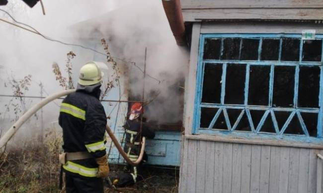 В Гуляйполе мать спасла своих детей из пылающего дома фото