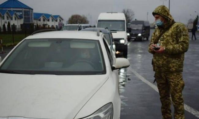 На границе Украины с Польшей и Венгрией в пробках стоят сотни автомобилей фото