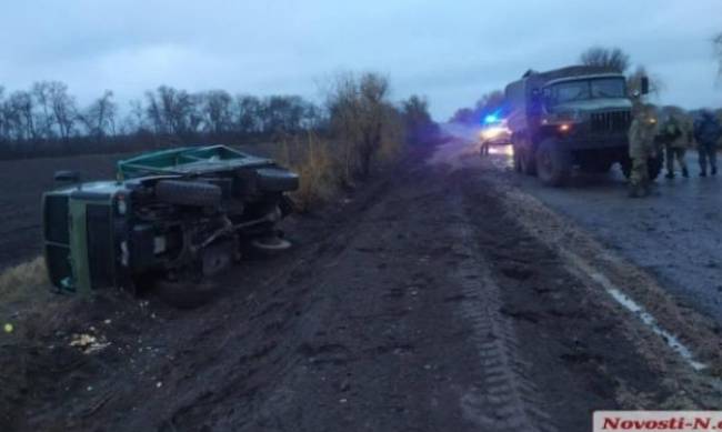 В Николаевской области перевернулся военный грузовик, есть пострадавшие  фото