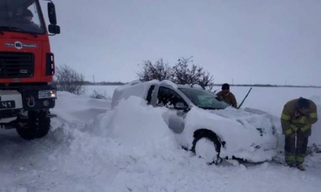 В Украине почти тысяча авто попала в снежный плен - ожидаются новые снегопады фото